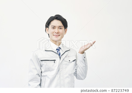 男性工人指導白色背景 87223749