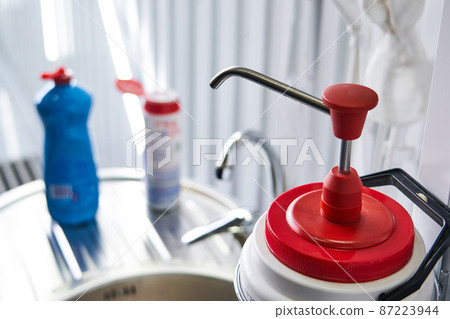 Special cleaning soap to apply on very dirty hands after work in workshop Special cleaning soap to apply on very dirty hands after work in workshop 87223944