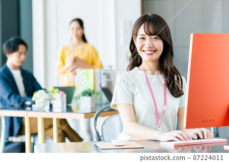 在辦公室工作的年輕工程師 在辦公室工作的年輕工程師 87224011