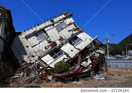 House collapsed by the earthquake 87226164