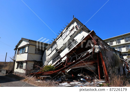 House collapsed by the earthquake 87226179