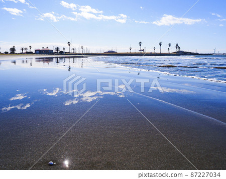 [千葉]晴天時的屏風浦銚子濱海海灘的倒影 87227034