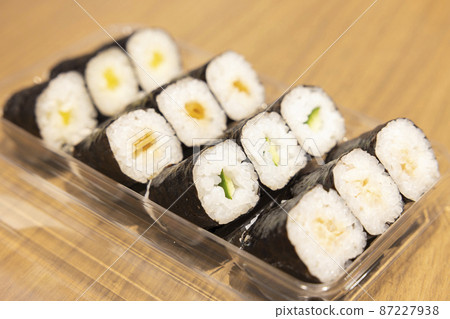 4 kinds of supermarket seaweed rolls, kappa rolls, kanpyo rolls, takuan rolls, tuna rolls 4 kinds of supermarket seaweed rolls, kappa rolls, kanpyo rolls, takuan rolls, tuna rolls 87227938