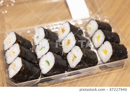 4 kinds of supermarket seaweed rolls, kappa rolls, kanpyo rolls, takuan rolls, tuna rolls 87227940