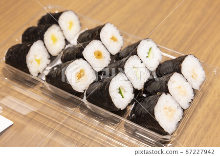 4 kinds of supermarket seaweed rolls, kappa rolls, kanpyo rolls, takuan rolls, tuna rolls 87227942