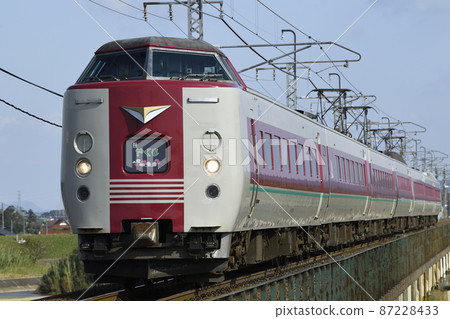 JNR type pendulum train 381 series limited express Yakumo going on the San-in Line JNR type pendulum train 381 series limited express Yakumo going on the San-in Line 87228433