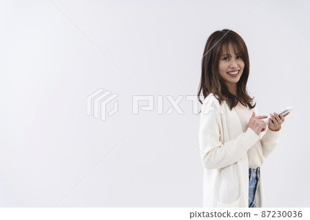 使用智能手機的女人 使用智能手機的女人 87230036