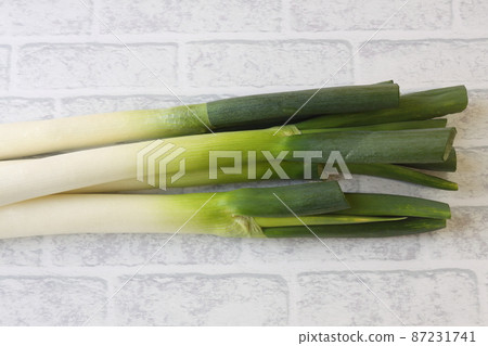 Sweet and delicious Fukaya green onions 87231741