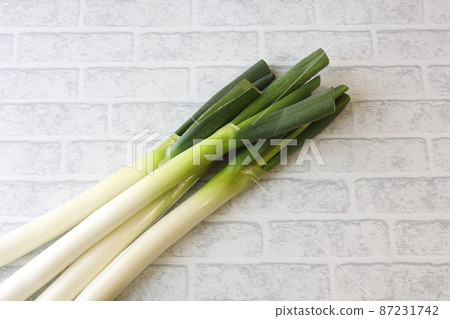 Sweet and delicious Fukaya green onions 87231742