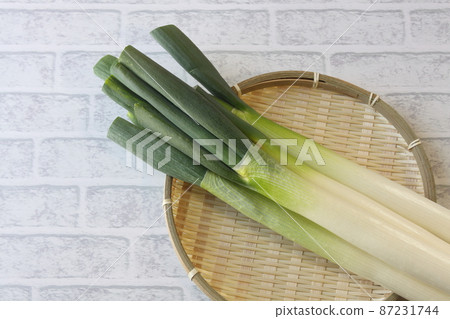 Sweet and delicious Fukaya green onions 87231744