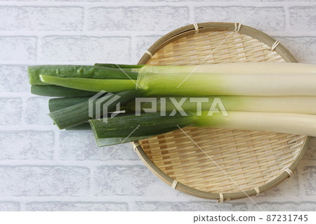 Sweet and delicious Fukaya green onions 87231745