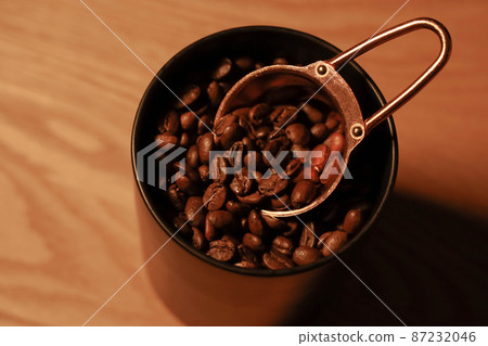 儲存容器中的咖啡豆和量匙 儲存容器中的咖啡豆和量匙 87232046