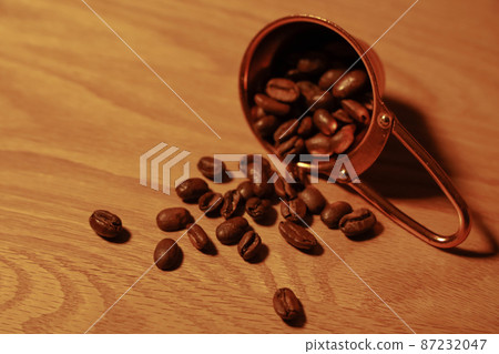 咖啡豆和量匙散落在桌子上 咖啡豆和量匙散落在桌子上 87232047