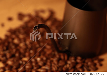 Coffee beans scattered on the table and fashionable drip pods 87232177