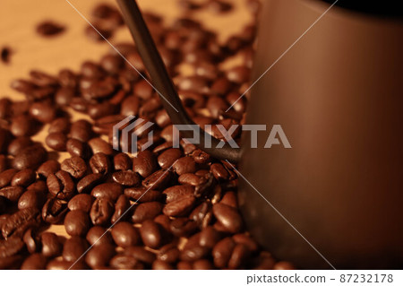 散落在桌子上的咖啡豆和時尚的滴水莢 87232178