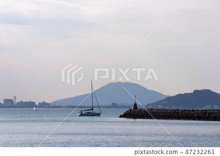 從大堂公園看到的與加耶山一起航行的巡洋艦 87232261