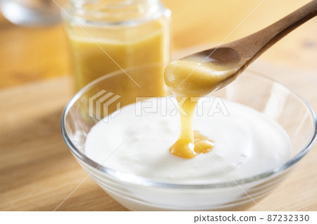 Plain yogurt and canuka honey 87232330