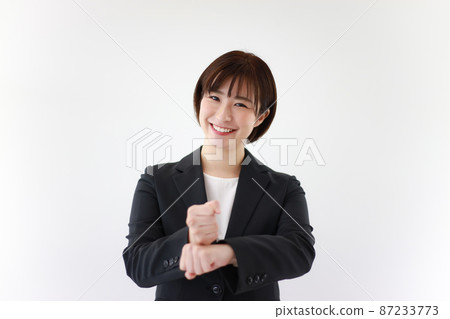 A woman who speaks sign language "Thank you for your hard work." 87233773