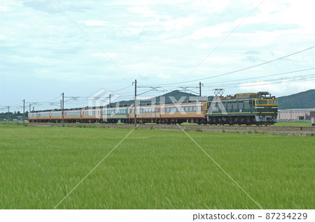 Hokuriku Main Line Awara Onsen-Maruoka JR West EF81-113 (Tsuruga) + 485 series (Kanazawa) Distribution forwarding 87234229