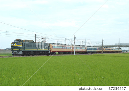 Hokuriku Main Line Kaga Kasama-Mikawa JR West EF81-113 (Tsuruga) + 485 series (Kanazawa) Distribution forwarding 87234237