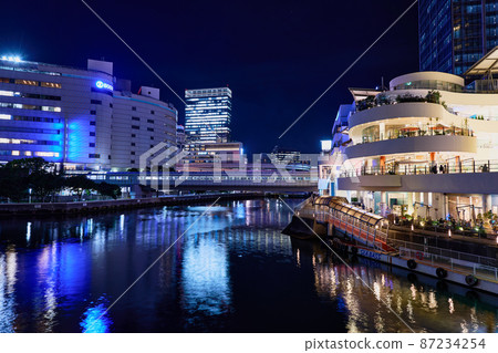 聖誕節期間橫濱站周圍的夜景 聖誕節期間橫濱站周圍的夜景 87234254