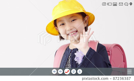 進行視頻通話的女孩 App 屏幕圖像 進行視頻通話的女孩 App 屏幕圖像 87236387