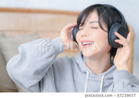 Also for the main visual! A woman who enjoys listening to music has a copy space Also for the main visual! A woman who enjoys listening to music has a copy space 87238657