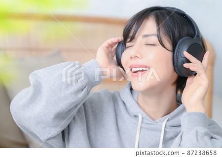 Also for the main visual! A woman who enjoys listening to music has a copy space 87238658