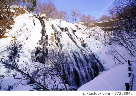 北海道隆冬的忍子新野瀑布 87238943
