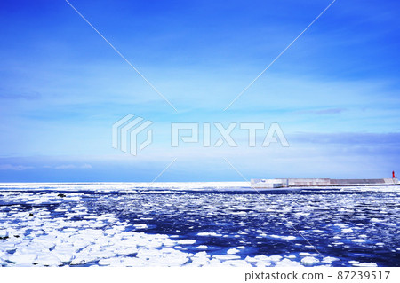 Shiretoko Peninsula, Utoro Red Lighthouse and Drift Ice Field 87239517