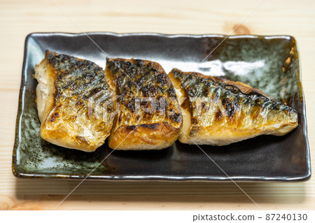 Salted mackerel grilled with Bincho charcoal 87240130