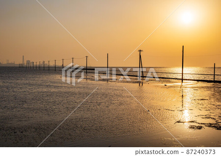 東京灣的壯麗景色，黃昏的江川海灘，當天的水下電線桿 87240373