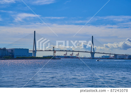 從神奈川縣橫濱市鶴見區海芝浦站看到的鶴見翼橋 從神奈川縣橫濱市鶴見區海芝浦站看到的鶴見翼橋 87241078
