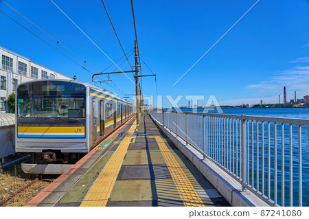神奈川縣橫濱市鶴見區面向大海的海芝浦站 87241080