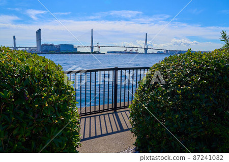 從神奈川縣橫濱市鶴見區海芝公園看到的鶴見翼橋 從神奈川縣橫濱市鶴見區海芝公園看到的鶴見翼橋 87241082