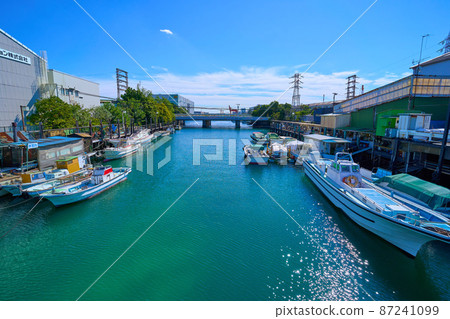 從橫濱市鶴見區末廣橋看旭運河和JR鶴見線 87241099