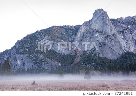 Hazy landscape of the beautiful Yosemite National Park 87241991