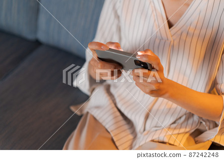 女性玩遊戲零件切割 87242248