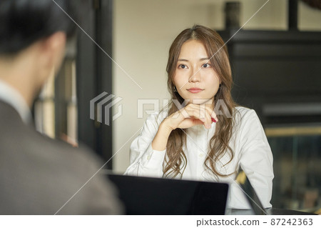 商務場景會見女性 87242363