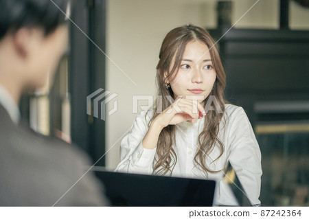 商務場景會見女性 87242364