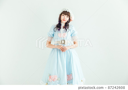 看著這個角色扮演的洛麗塔時尚女人 看著這個角色扮演的洛麗塔時尚女人 87242608