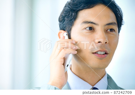 工作服的年輕工程師走在辦公室走廊的 87242709
