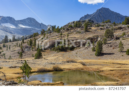 Sunny view of the autumn landscape of Saddlebag Lake 87243707