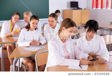 Medical students using phones in common research Medical students using phones in common research 87244588
