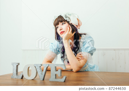 戴著臉頰棒的角色扮演女人 87244630