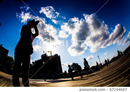 A person looking into the finder 87244687