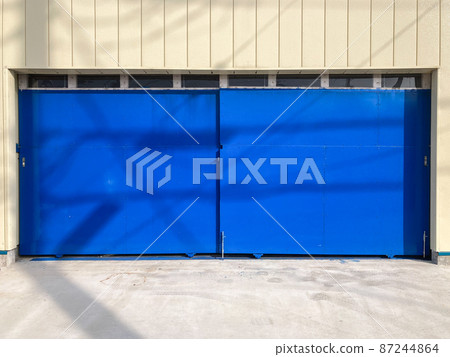帶藍色油漆滑動門的倉庫 帶藍色油漆滑動門的倉庫 87244864
