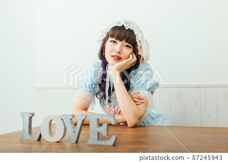 一個在字母 LOVE Cosplay 前臉頰的女人 87245943