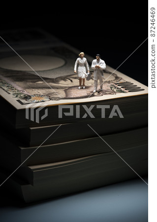 Money (ofuda) and miniature doctor 87246469