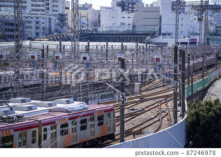 東急鷺沼站遠景和復雜的鐵軌 東急鷺沼站遠景和復雜的鐵軌 87246978